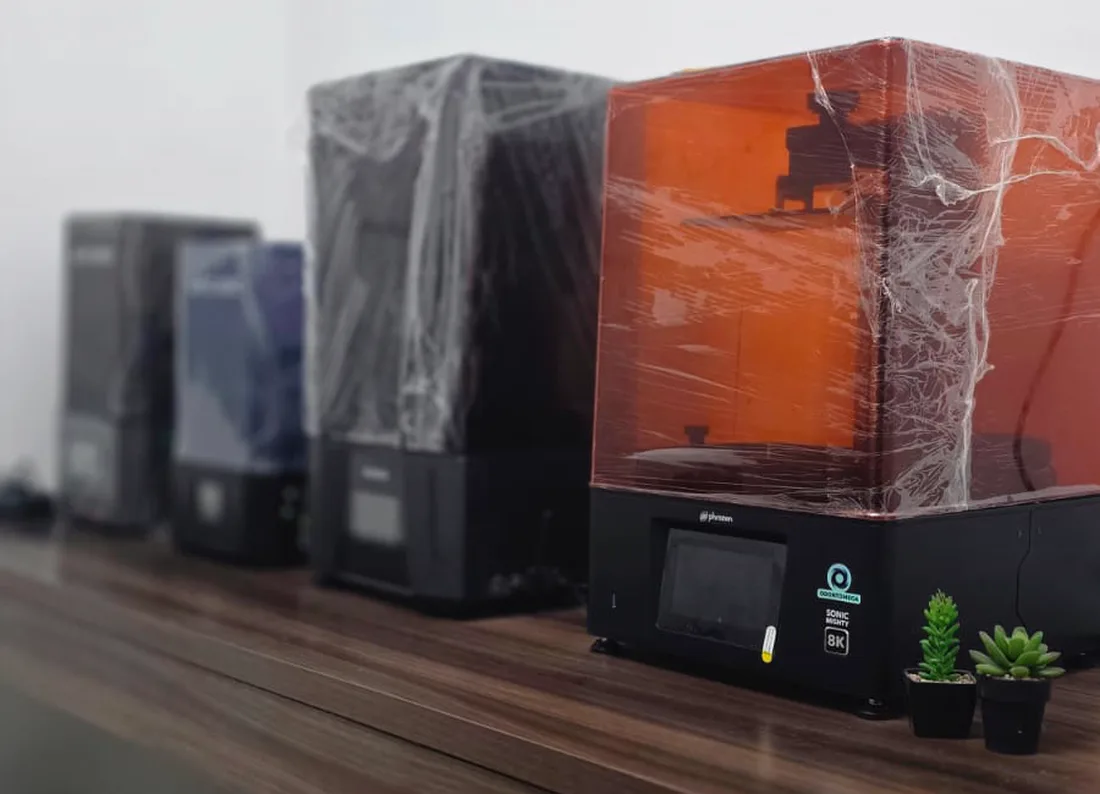 Fileira de impressoras 3D de resina na sala de impressão